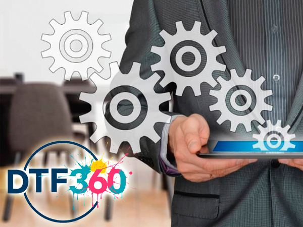 Técnico especialista ministrando treinamento de DTF